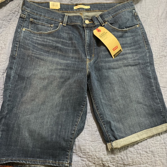 NWT Women’s size 16 Levi’s Burmuda Shorts - Picture 1 of 4